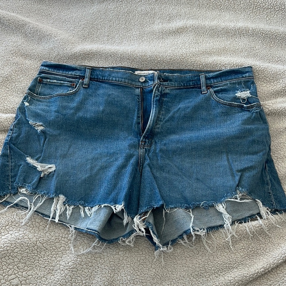 Abercrombie & Fitch “The 4” Mom Short High-Rise”